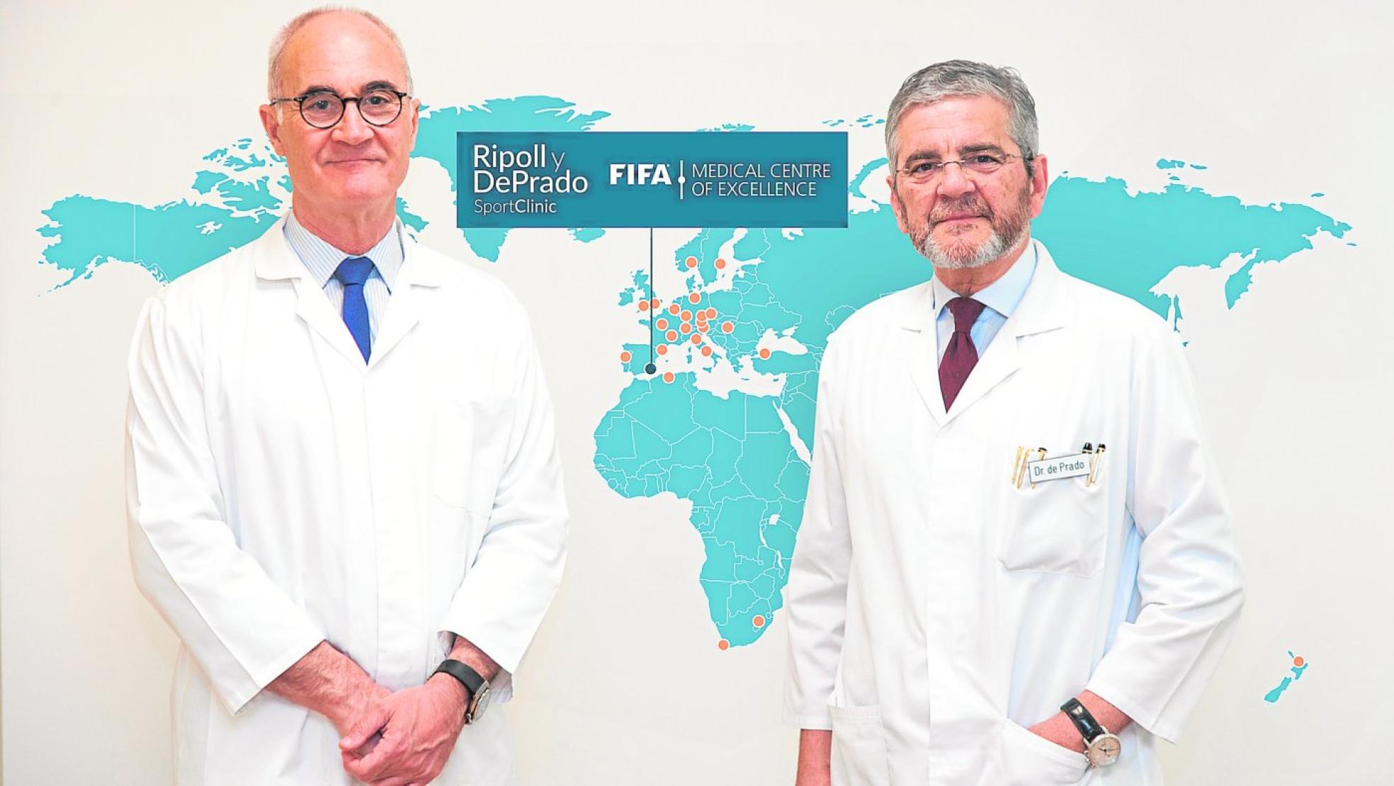 Los doctores murcianos Pedro Luis Ripoll y Mariano de Prado, en su clínica de Murcia . 