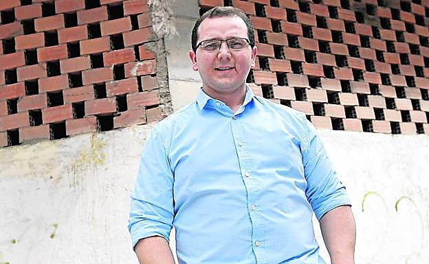 Joaquín Martínez Giménez (Murcia, 1981). Ha trabajado como militar, vigilante de seguridad y conductor de ambulancias.