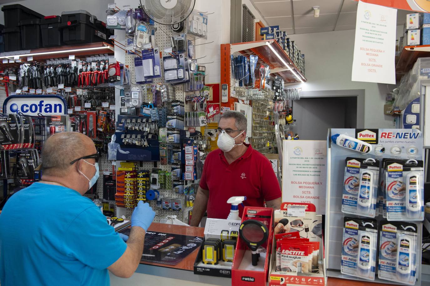 Fotos: Los pequeños comercios de Cartagena reabren sus puertas