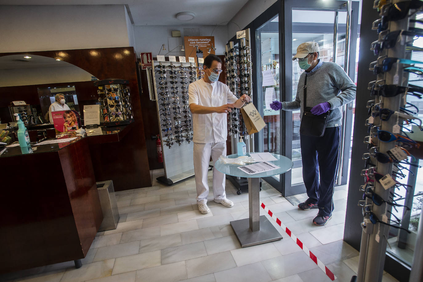 Fotos: Los pequeños comercios de Cartagena reabren sus puertas