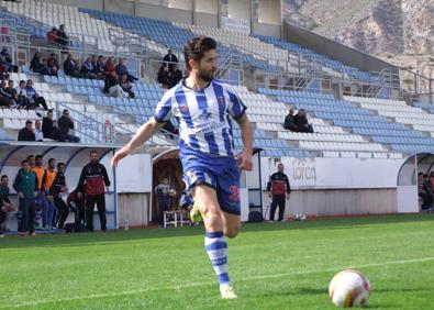 Imagen secundaria 1 - 1- En uno de los últimos partidos de su carrera, con el Lorca Deportiva, en 2015. 2- Celebrando un gol con el Cartagena juvenil, en 1999.