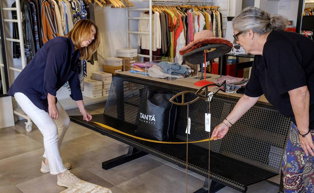 Una tienda de ropa se prepara para reabrir 