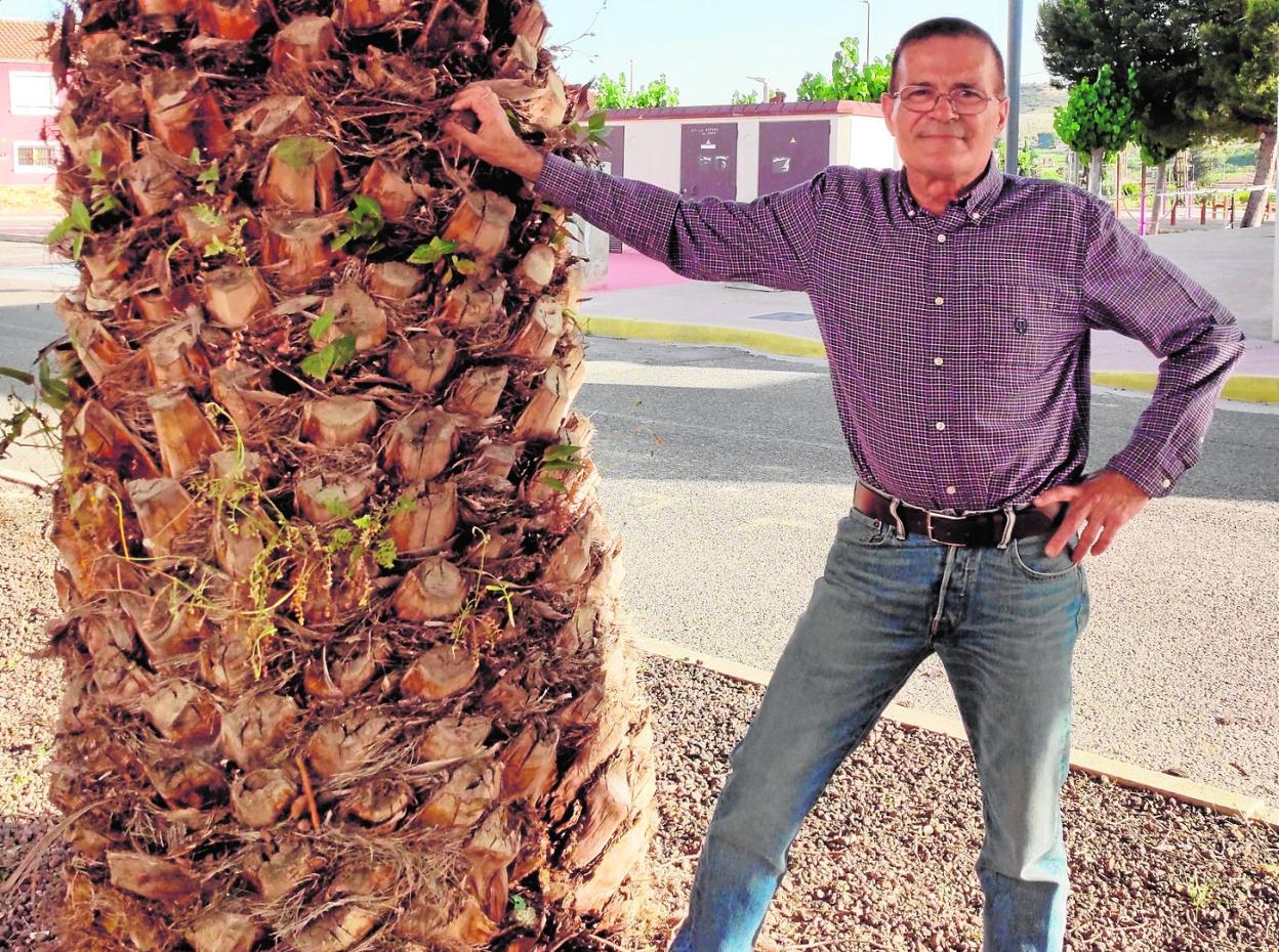 Miguel Pérez Vidal, aprovechando los primeros permisos del desconfinamiento para salir de casa a pasear. 