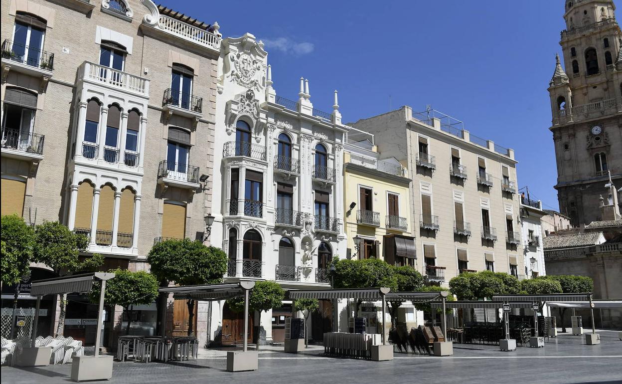 Establecimientos de la plaza del Cardenal Belluga de Murcia, cerrados en abril.