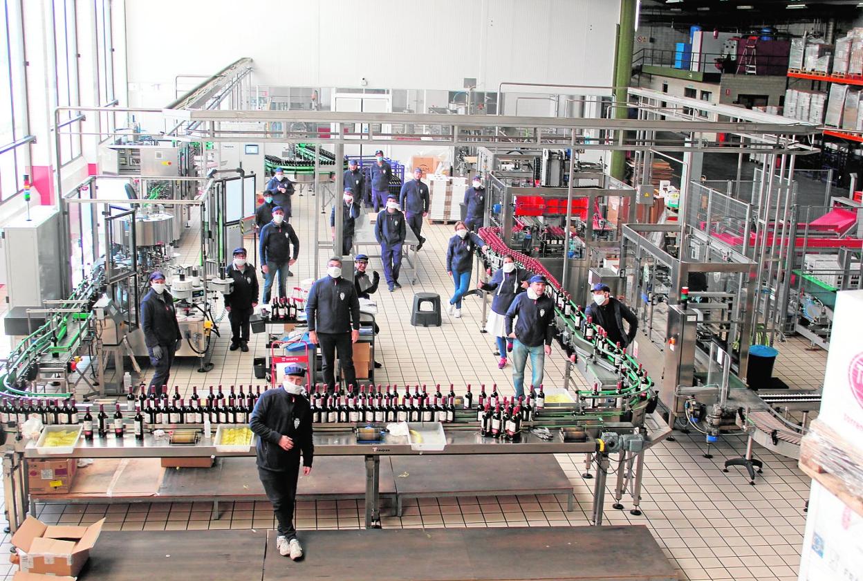 Trabajadores de la planta de Bodegas San Isidro de Jumilla, durante un receso. 