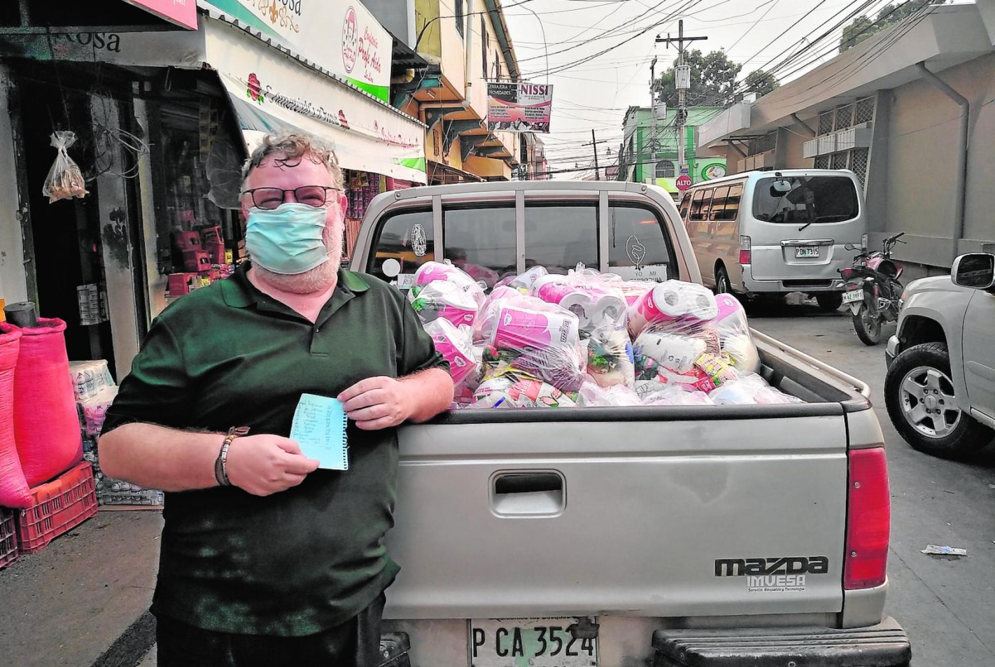 José Luis Bleda cargando lotes de comida en San Manuel (Honduras).