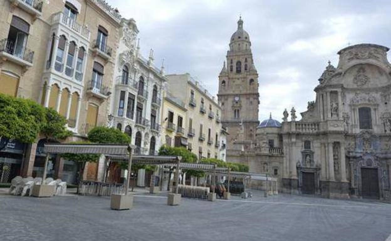 Los establecimientos de la plaza del Cardenal Belluga de Murcia, cerrados por el estado de alarma.