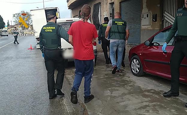 Los agentes, con uno de los detenidos en la operación. 