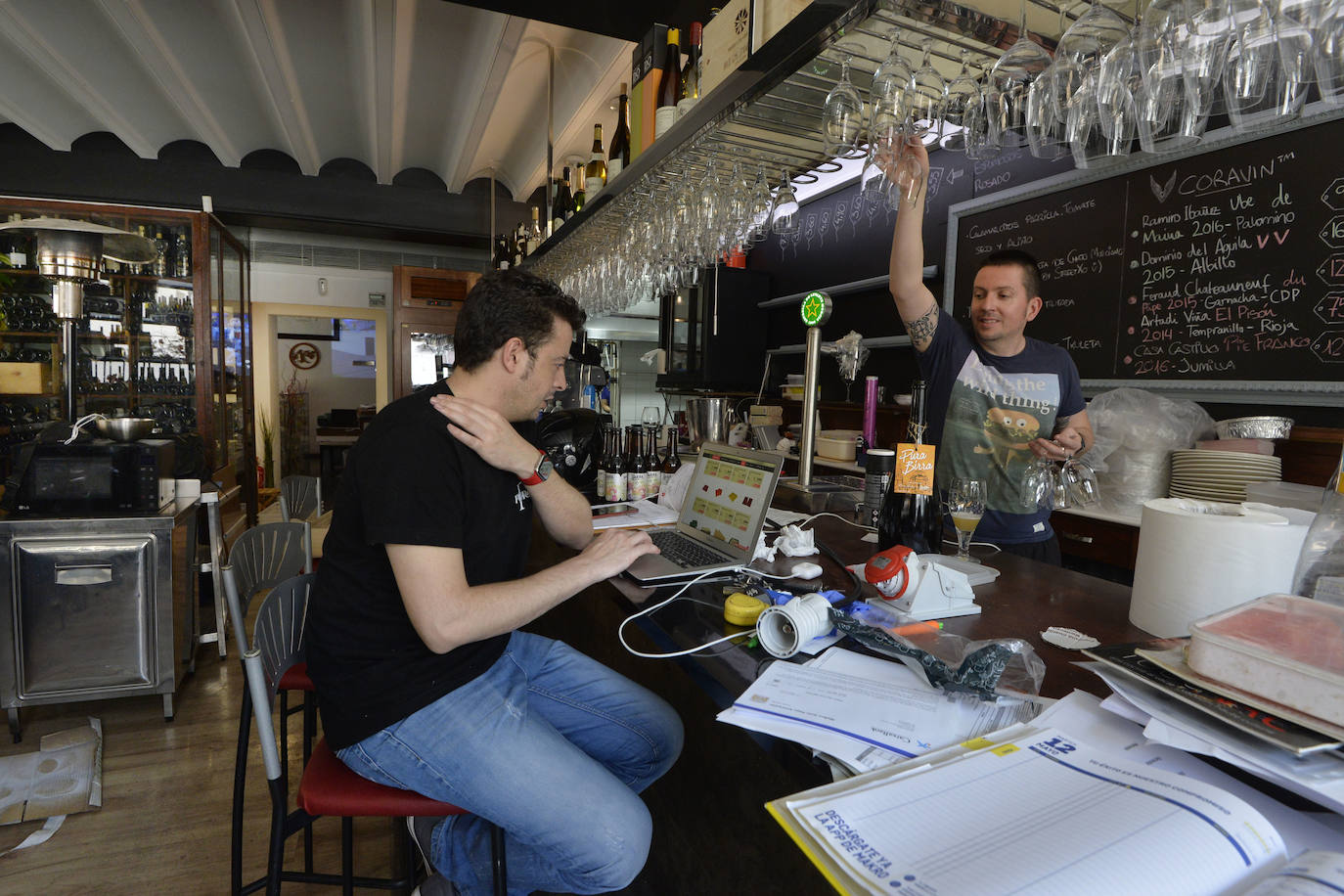 Fotos: Hostemur estima que solo la mitad de los bares de la Región abrirán terraza el lunes