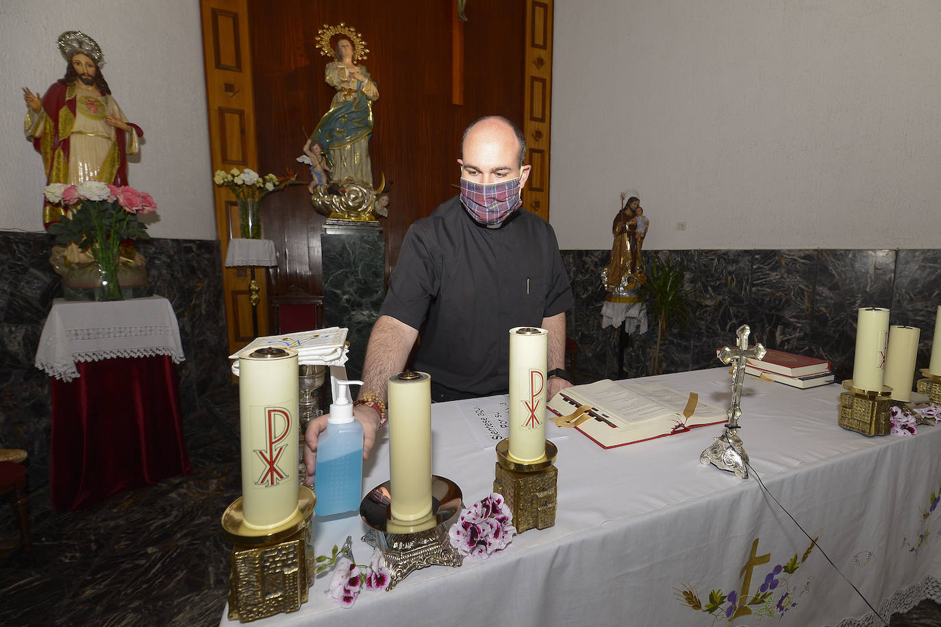 Fotos: Con mascarilla hasta para recibir la comunión