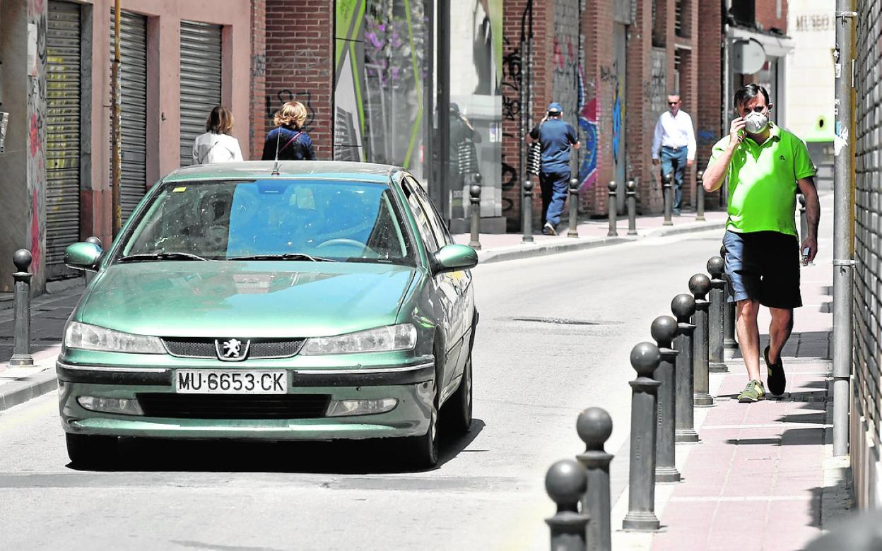 Aceras demasiado estrechas que dificultan el paso de peatones en la calle Mariano Vergara. 
