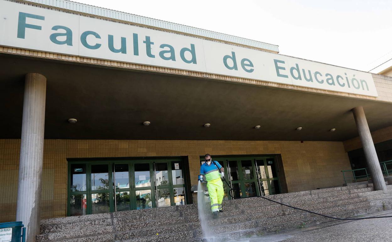 Limpieza de la Facultad de Educación de la UMU, la semana pasada.