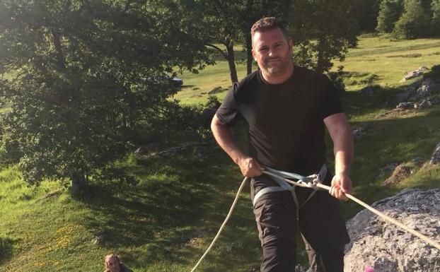 Jaime Chávez, instructor de cursos de superJorge Chávez, instructor de supervivencia, en unas prácticas de escalada. 