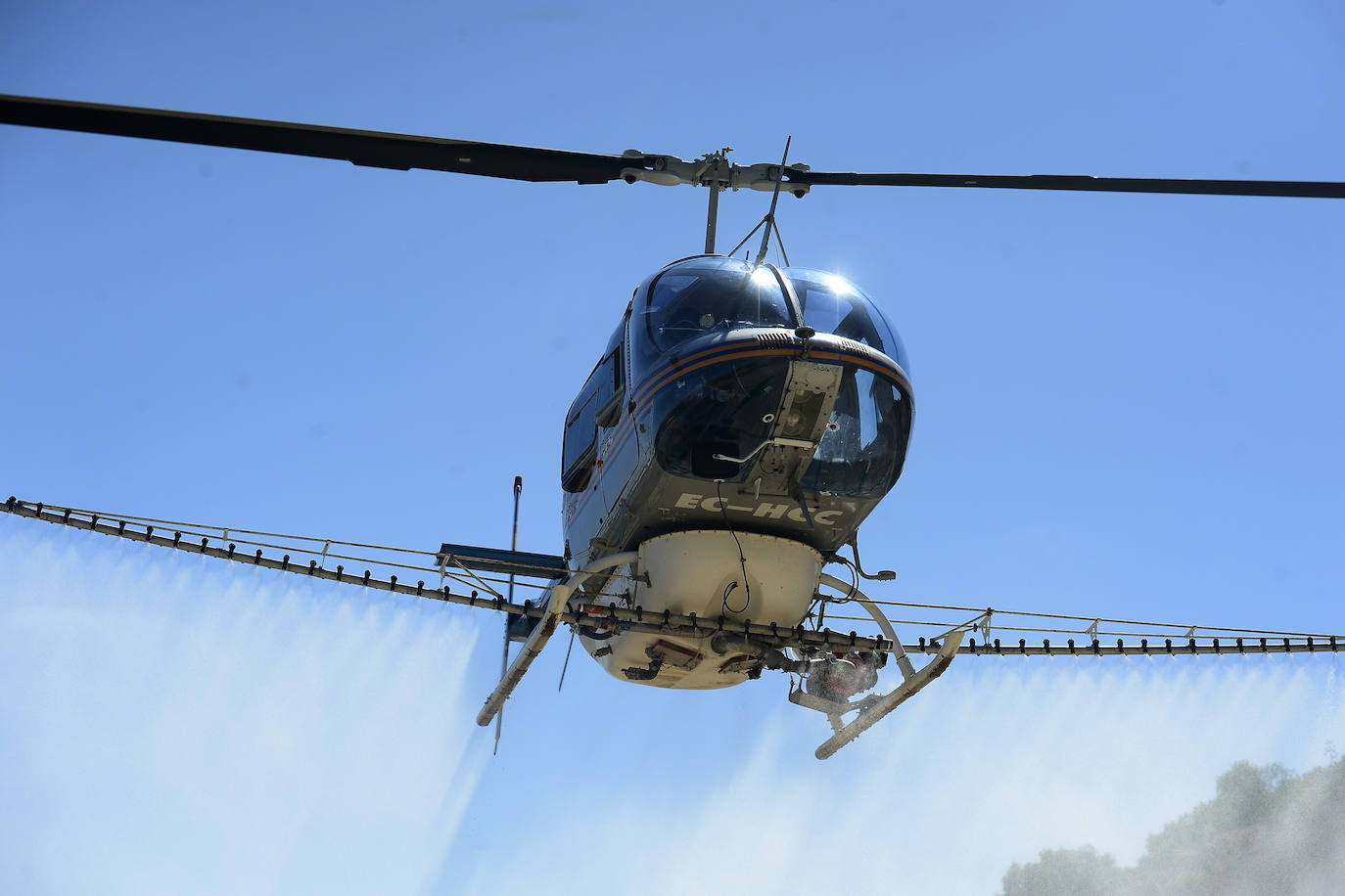 Fotos: Un helicóptero se une a la guerra contra el mosquito tigre en Murcia