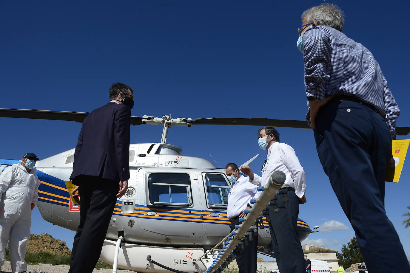 Fotos: Un helicóptero se une a la guerra contra el mosquito tigre en Murcia