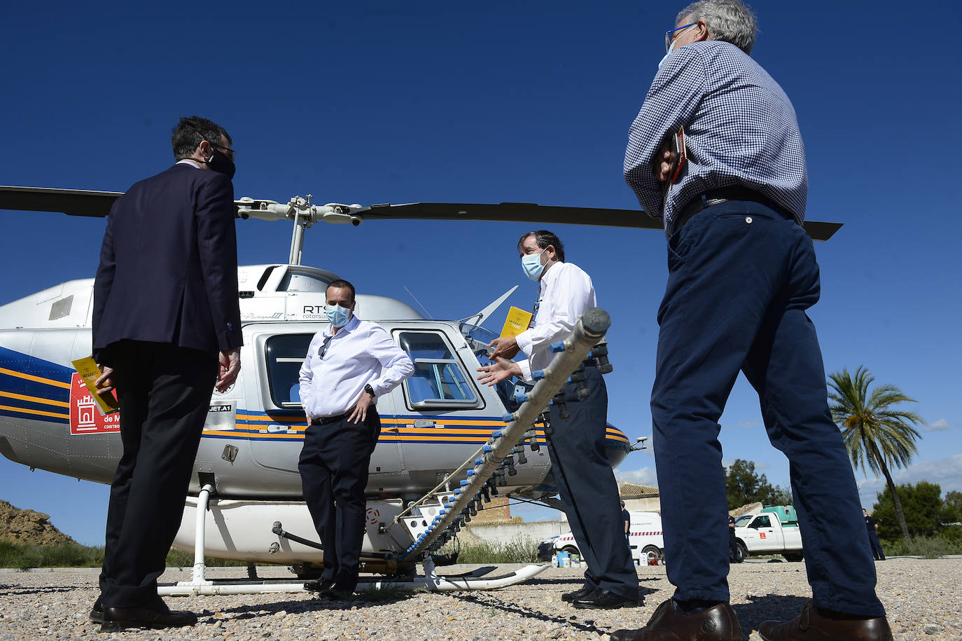 Fotos: Un helicóptero se une a la guerra contra el mosquito tigre en Murcia