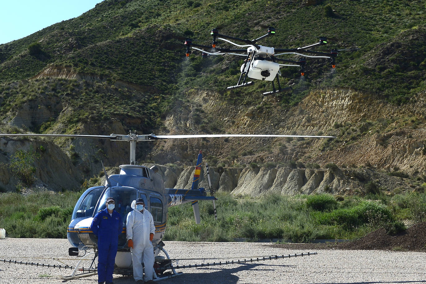 Fotos: Un helicóptero se une a la guerra contra el mosquito tigre en Murcia
