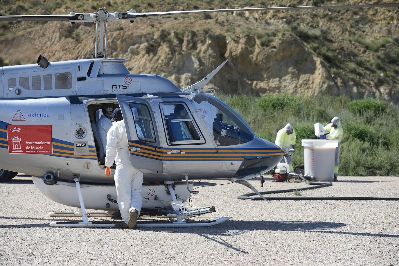 Fotos: Un helicóptero se une a la guerra contra el mosquito tigre en Murcia