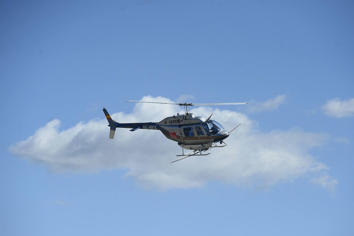 Fotos: Un helicóptero se une a la guerra contra el mosquito tigre en Murcia