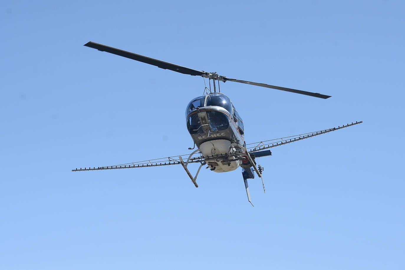 Fotos: Un helicóptero se une a la guerra contra el mosquito tigre en Murcia