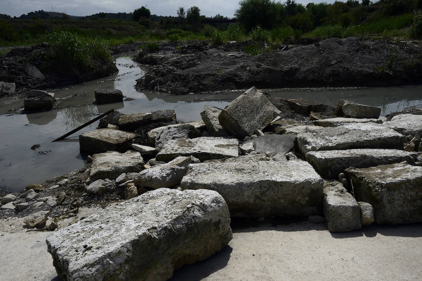 Fotos: Comienzan las obras para recomponer el muro de La Contraparada