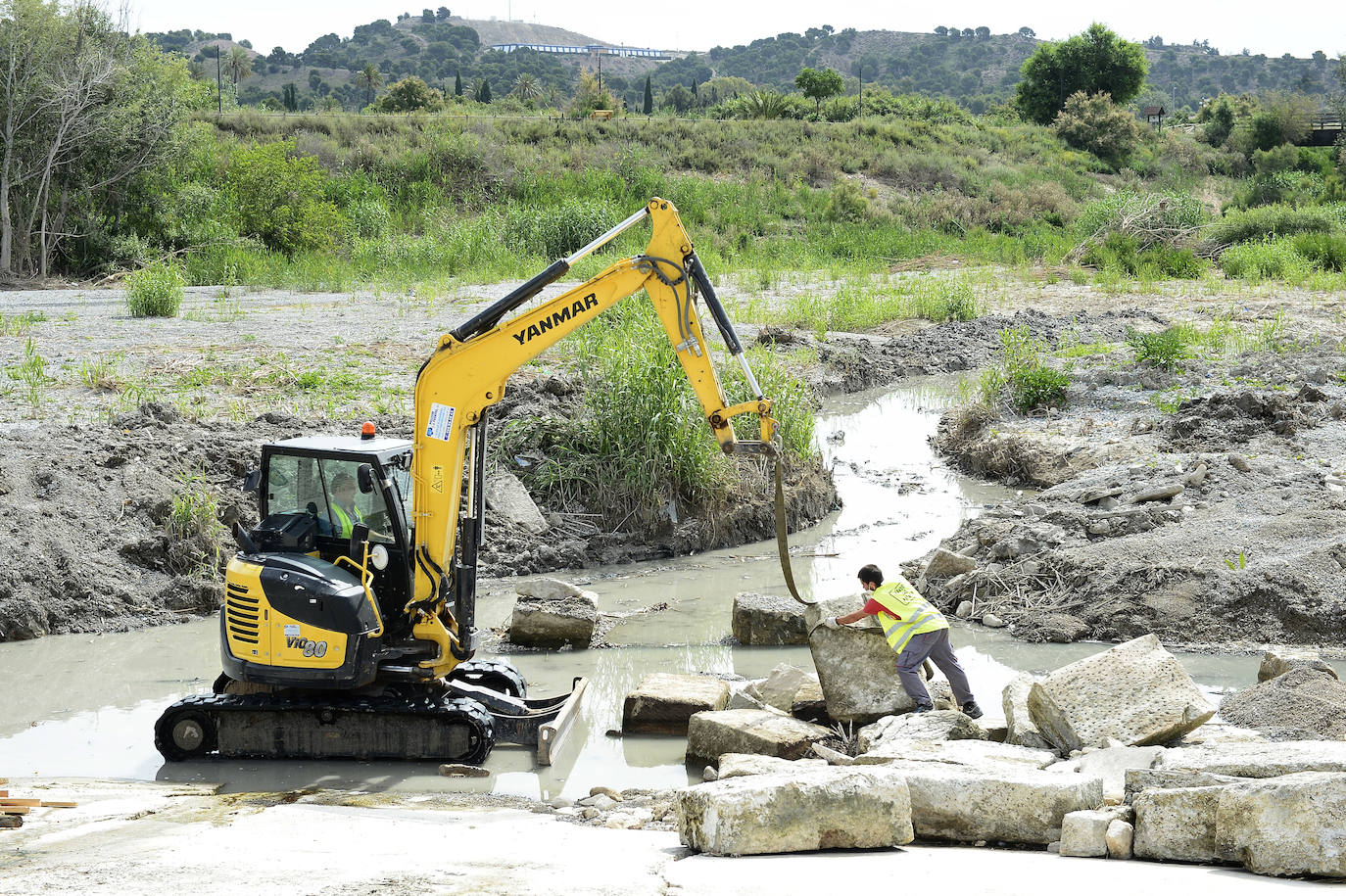 Fotos: Comienzan las obras para recomponer el muro de La Contraparada