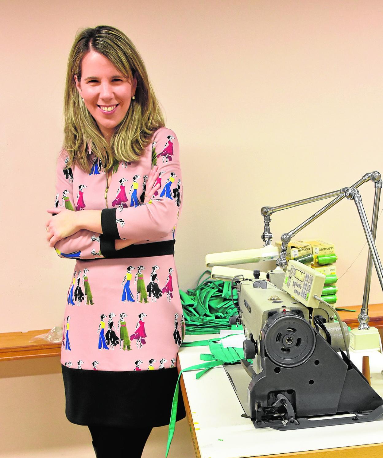 La diseñadora Ester Cerdán, junto a una de sus máquinas de coser.