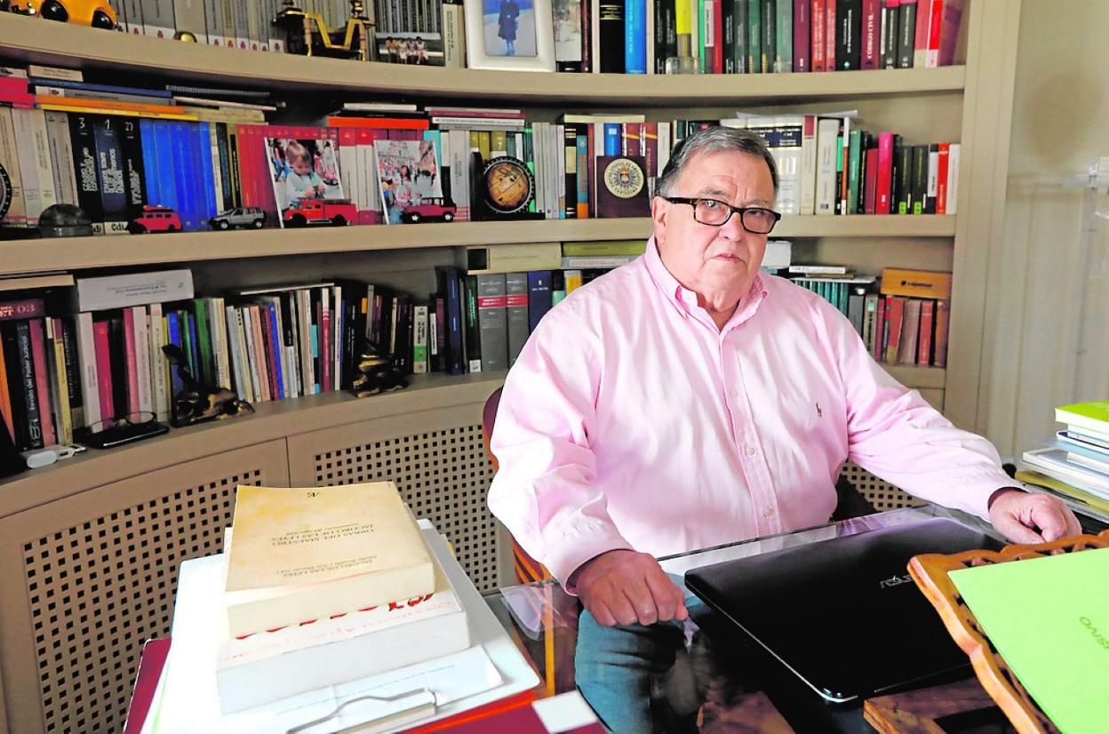 El magistrado lorquino Andrés Pacheco, en su despacho. 