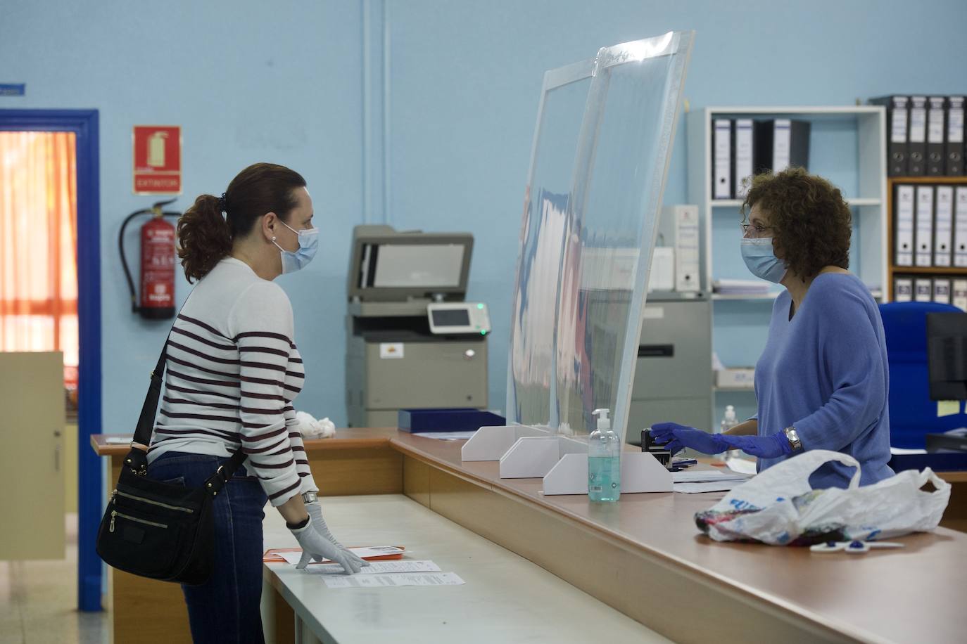 Fotos: Colas para presentar la matrícula en el IES Alfonso X de Murcia