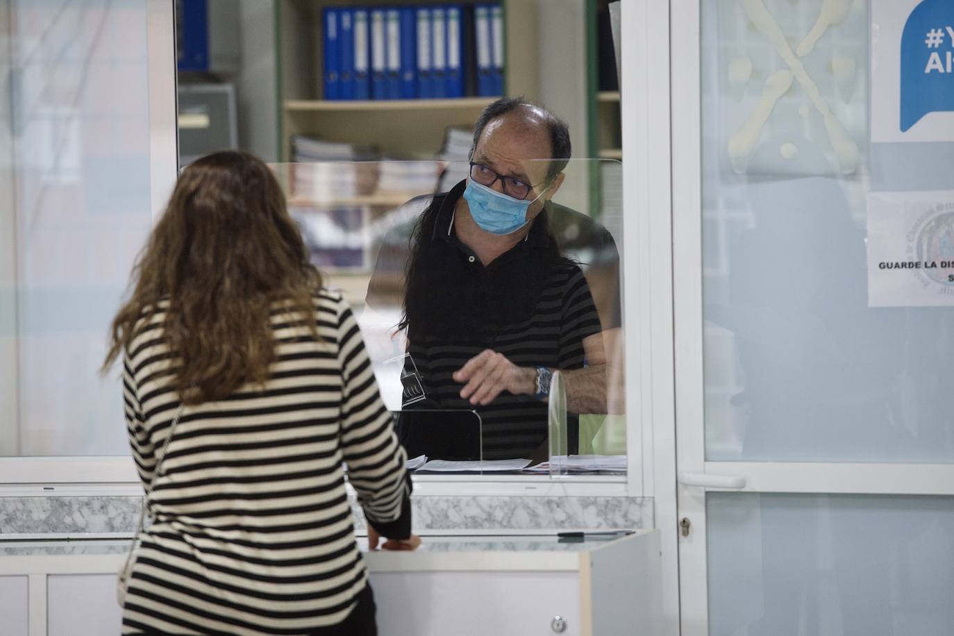 Fotos: Colas para presentar la matrícula en el IES Alfonso X de Murcia