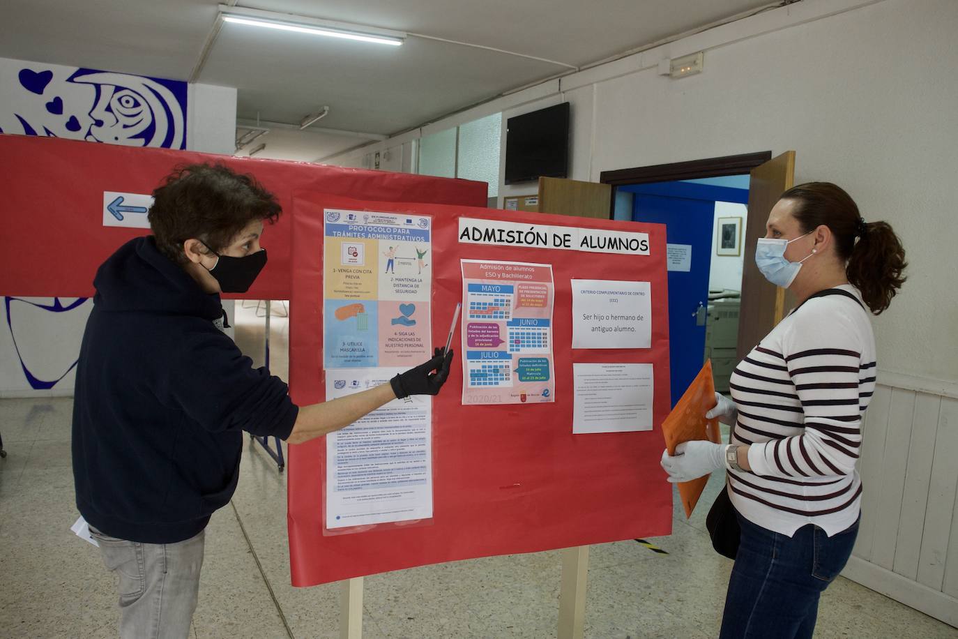 Fotos: Colas para presentar la matrícula en el IES Alfonso X de Murcia