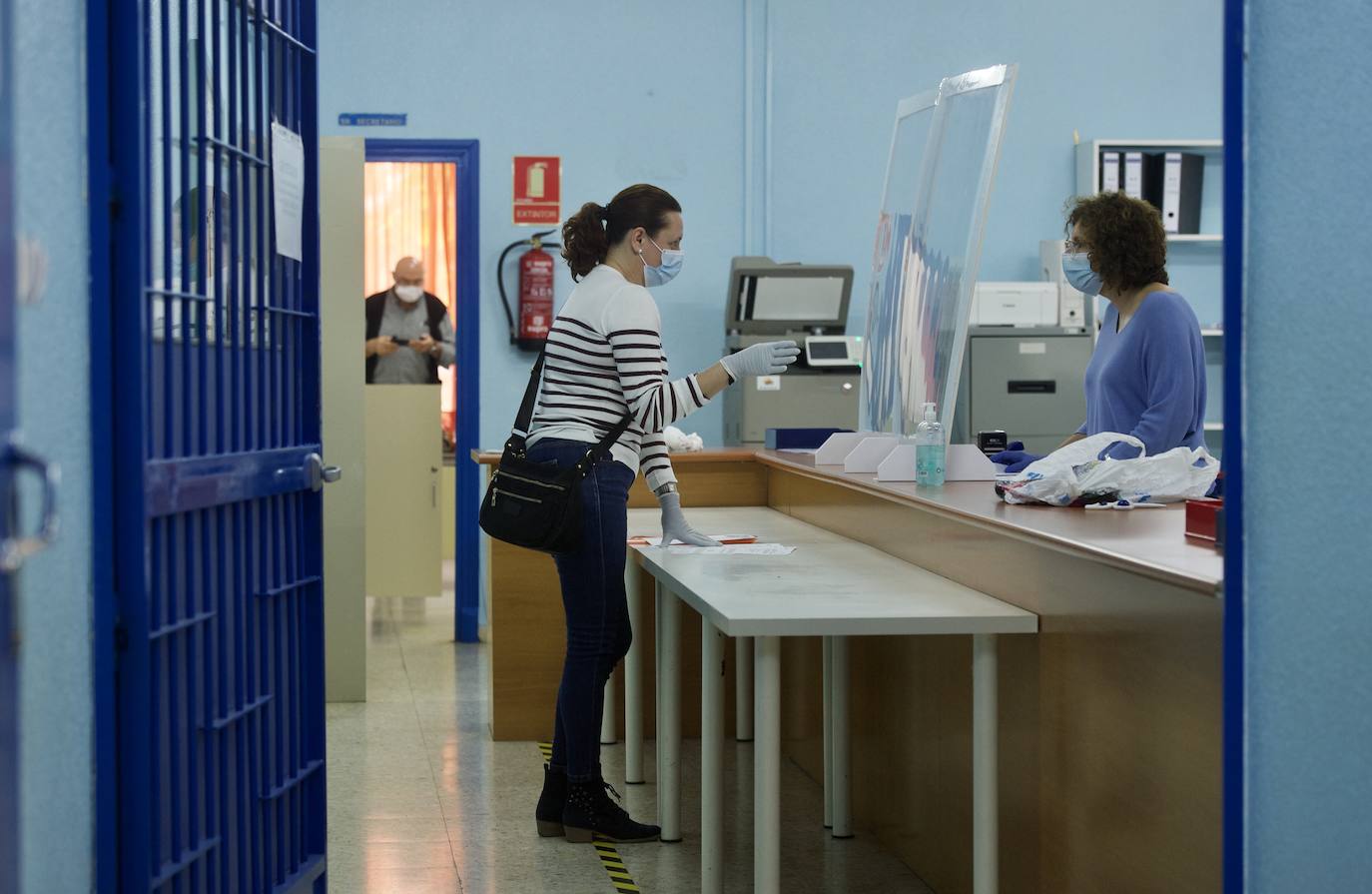 Fotos: Colas para presentar la matrícula en el IES Alfonso X de Murcia