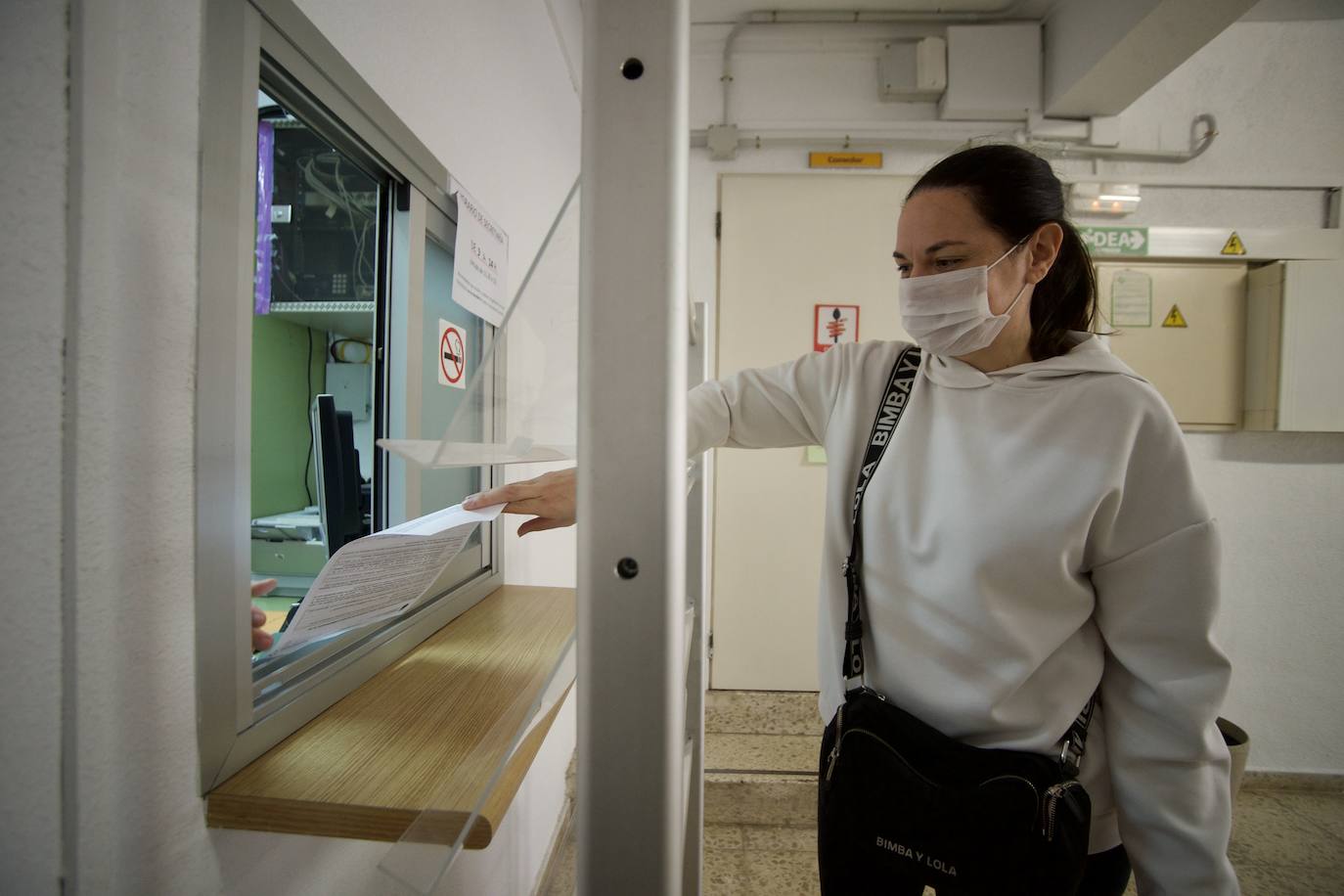 Fotos: Colas para presentar la matrícula en el IES Alfonso X de Murcia