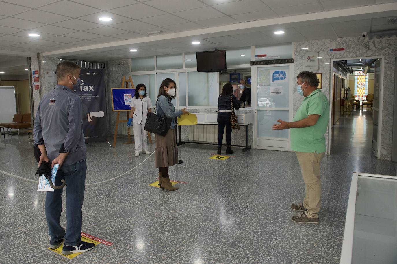 Fotos: Colas para presentar la matrícula en el IES Alfonso X de Murcia