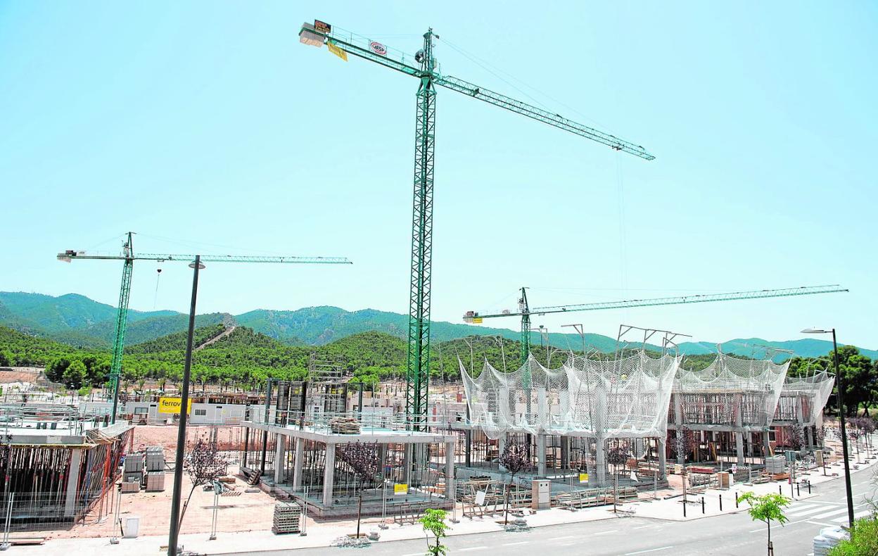 Construcción de una urbanización, en La Alberca, con el Puerto de la Cadena al fondo; la imagen es de archivo. 