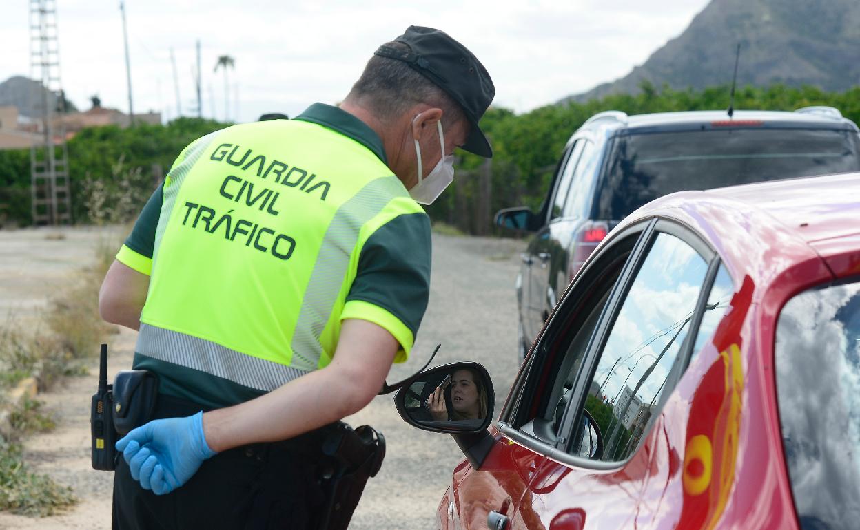 Un agente vigila los desplazamientos en Murcia en una imagen de archivo. 