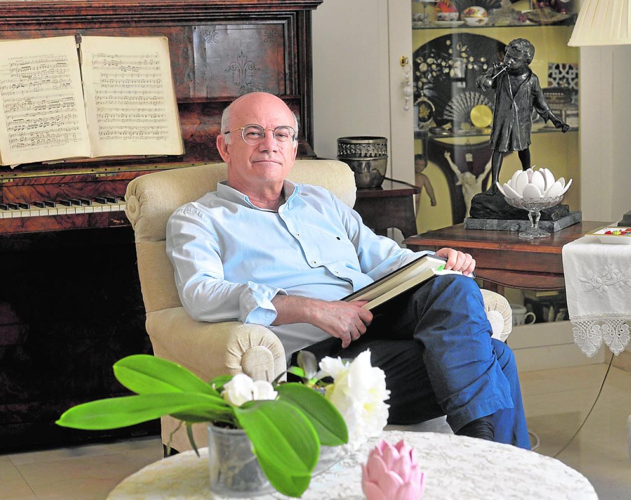 Eduardo Osuna, en el salón de su casa.