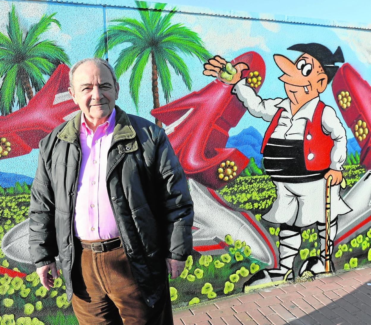 Manuel Sánchez Baena, MAN, ante un grafiti de su famoso personaje, El Tío Pencho. 
