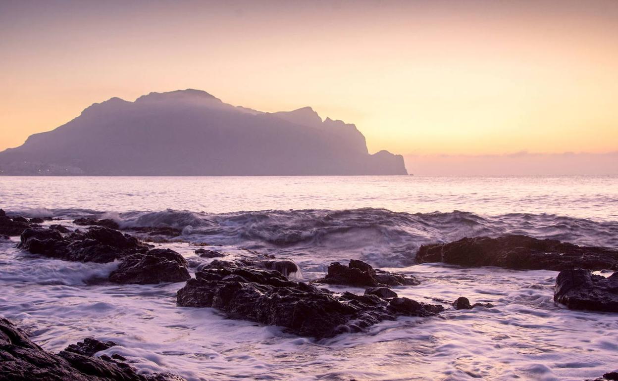 La silueta de la montaña litoral de Cabo Cope, fotografiada desde la playa de La Cola, en Águilas.