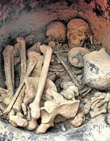 Imagen secundaria 2 - Arriba, la Fundación Pedro Cano, que abrió este viernes sus puertas al público con límite de aforo; a la izquierda, una escultura de Elisa Séiquer, expuesta en el Muram; y, a la derecha, la tumba principesca hallada en La Almoloya, expuesta en el Centro Párraga.