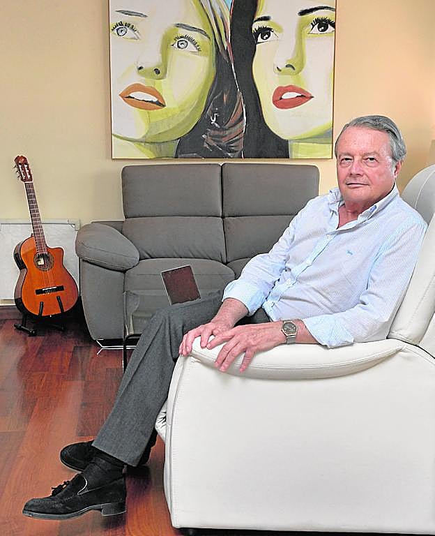 El magistrado Antonio Salas, en el salón de su casa.