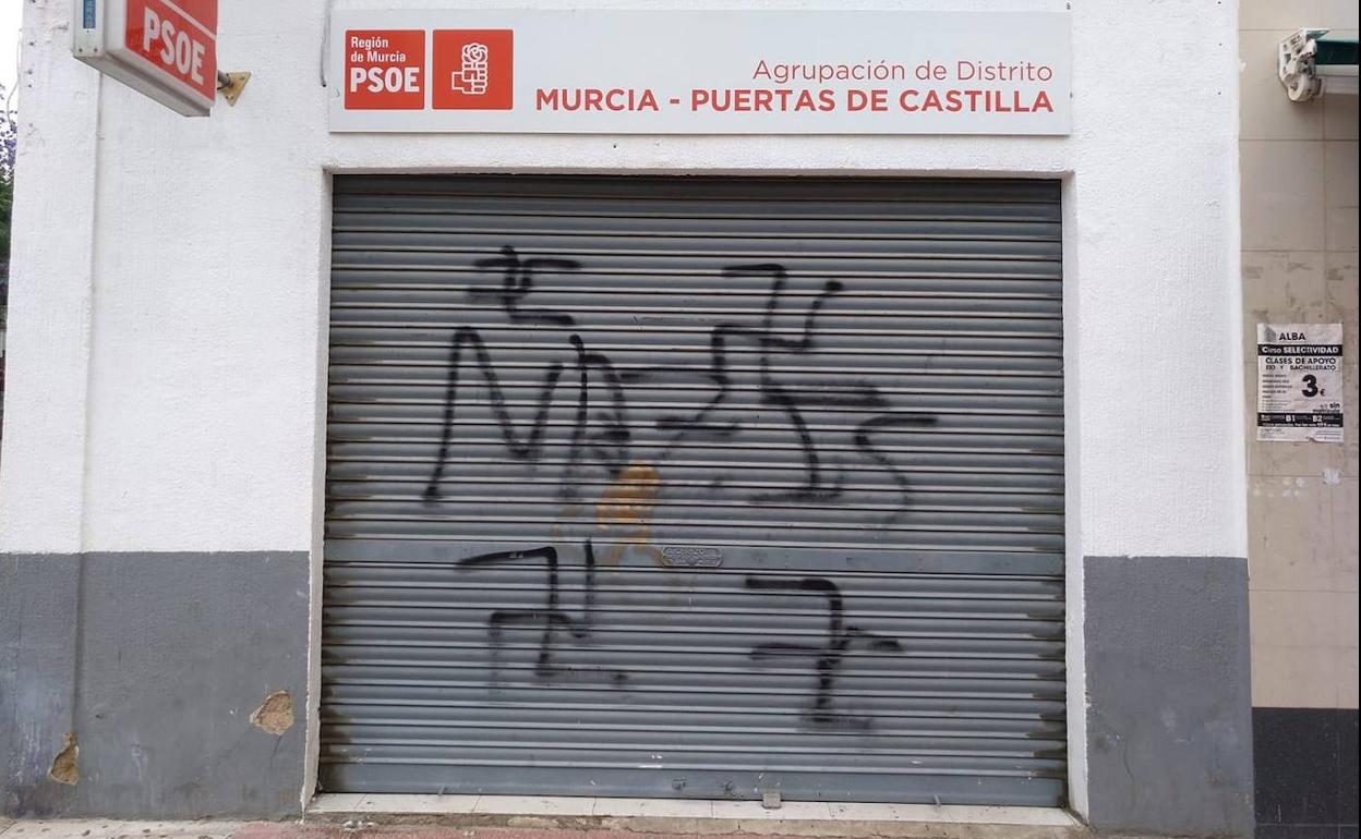 Pintadas nazis en la sede del PSOE en el barrio de San Basilio, en Murcia.