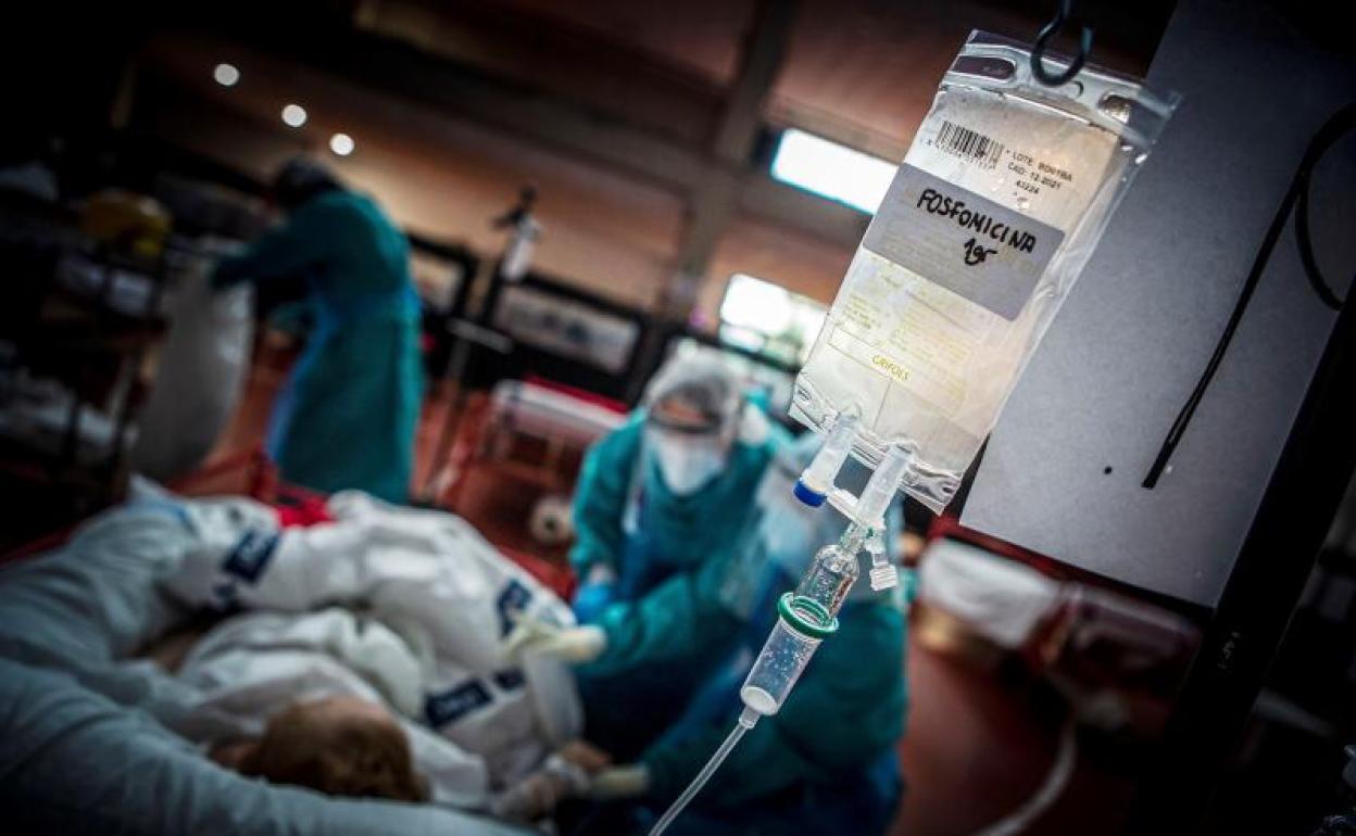 Los auxiliares del hospital de Aranda de Duero (Burgos) atienden a un paciente con la Covid-19. 