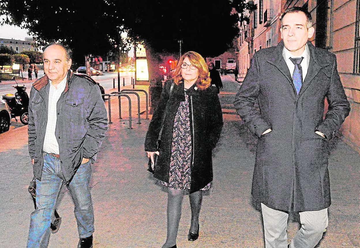 Francisco José Carrera, María Isabel Campuzano y Juan José Liarte caminan por una calle de Murcia. 