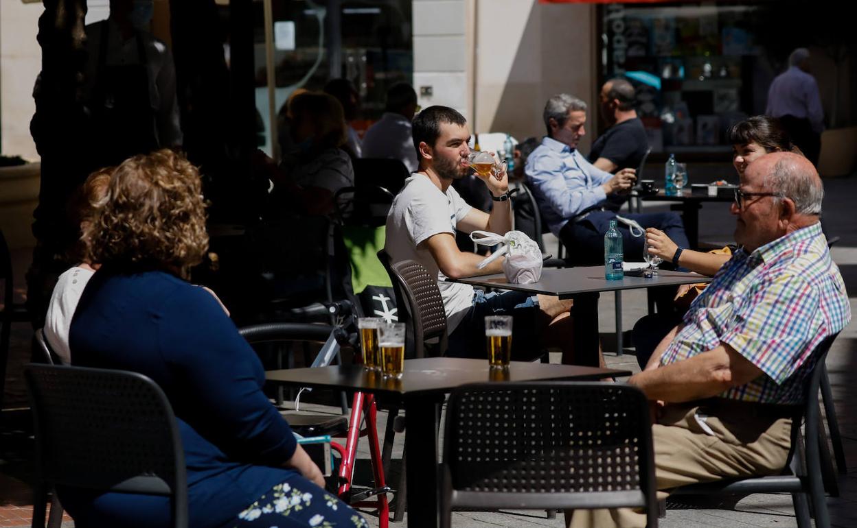 Una terraza de un bar de Murcia, durante la Fase 1.