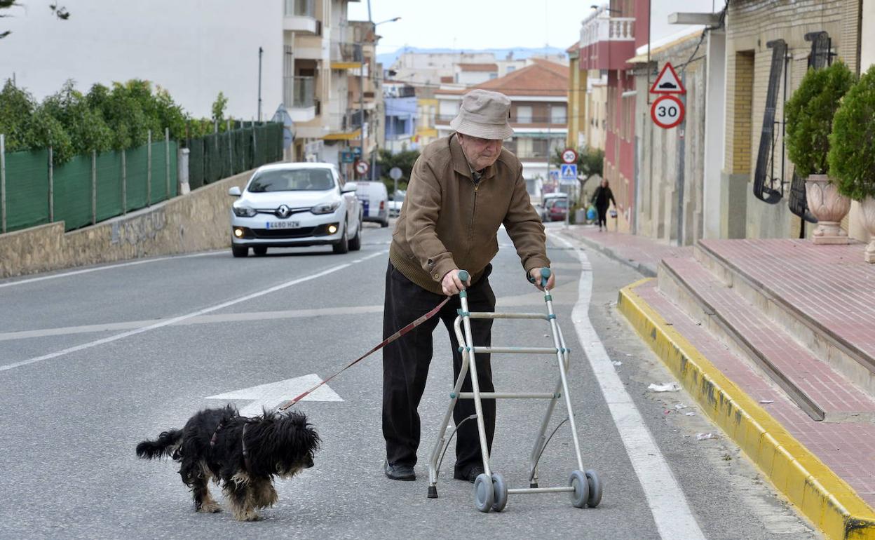 Un hombre paseando por Abanilla, en una fotografía de archivo.