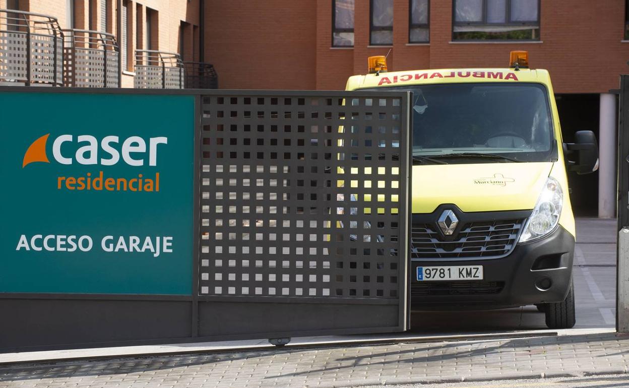 Una ambulancia sale de la residencia Caser en una imagen de archivo. 