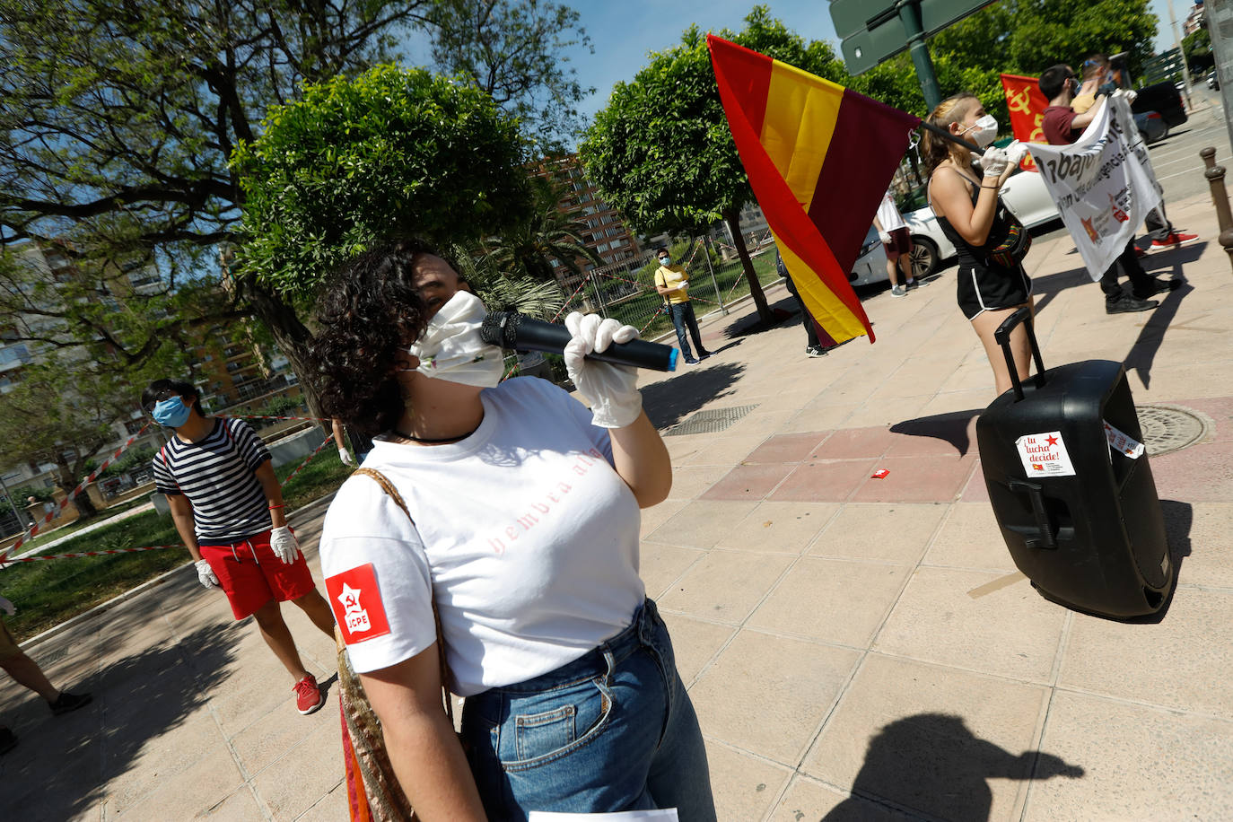 Fotos: Simpatizantes del PCPE se concentran en Murcia por un «plan urgente de emergencia social»