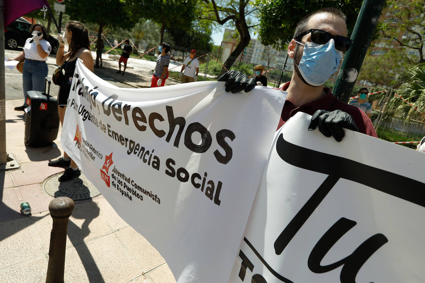 Fotos: Simpatizantes del PCPE se concentran en Murcia por un «plan urgente de emergencia social»