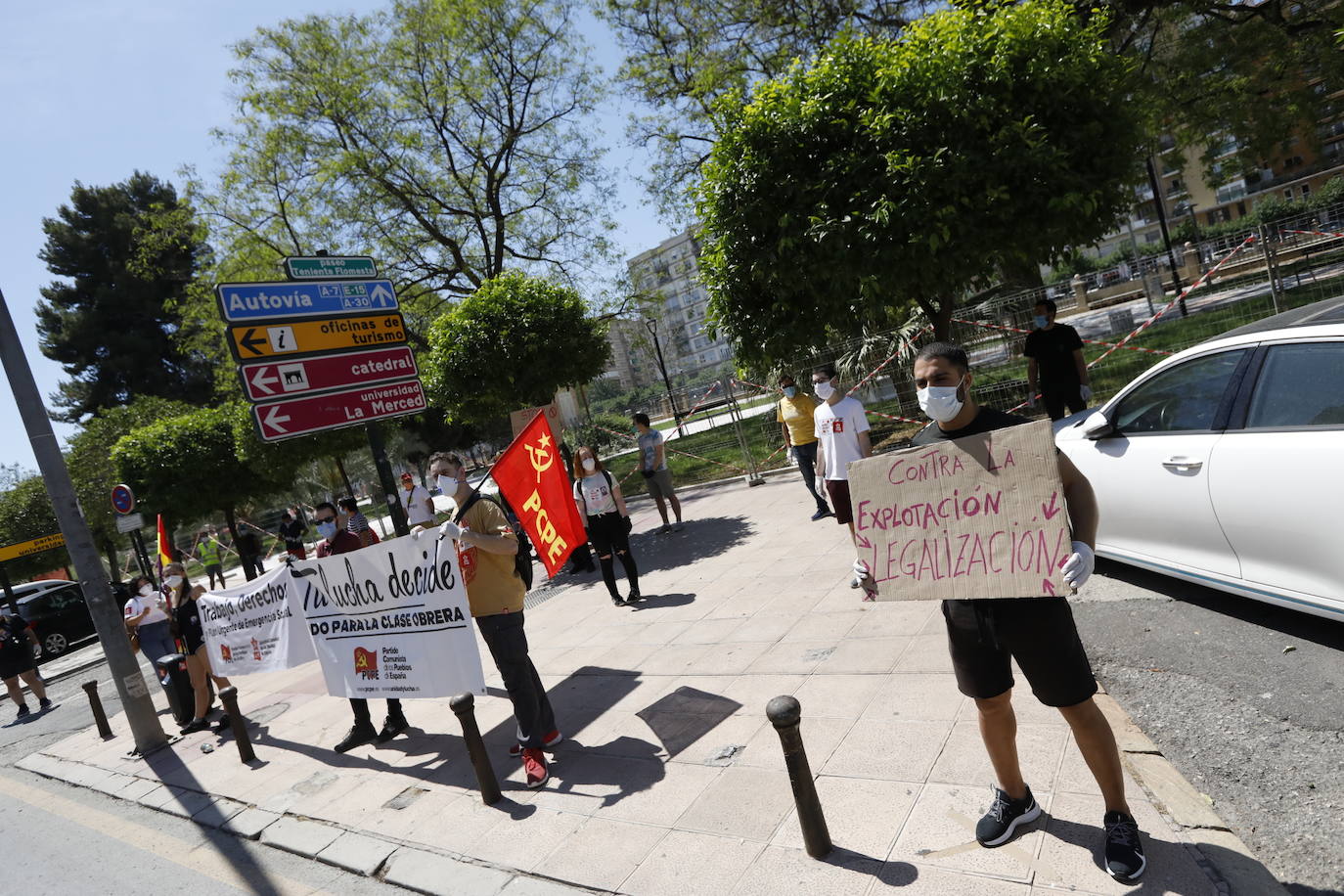 Fotos: Simpatizantes del PCPE se concentran en Murcia por un «plan urgente de emergencia social»